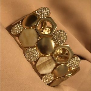 Geometric fitted stretchable bangle